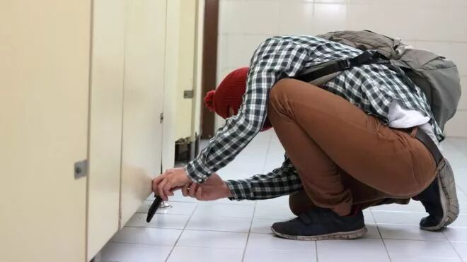 偷拍犯罪者盛行，韩国女性被日益猖獗的偷拍现象彻底惹怒了（组图） - 4
