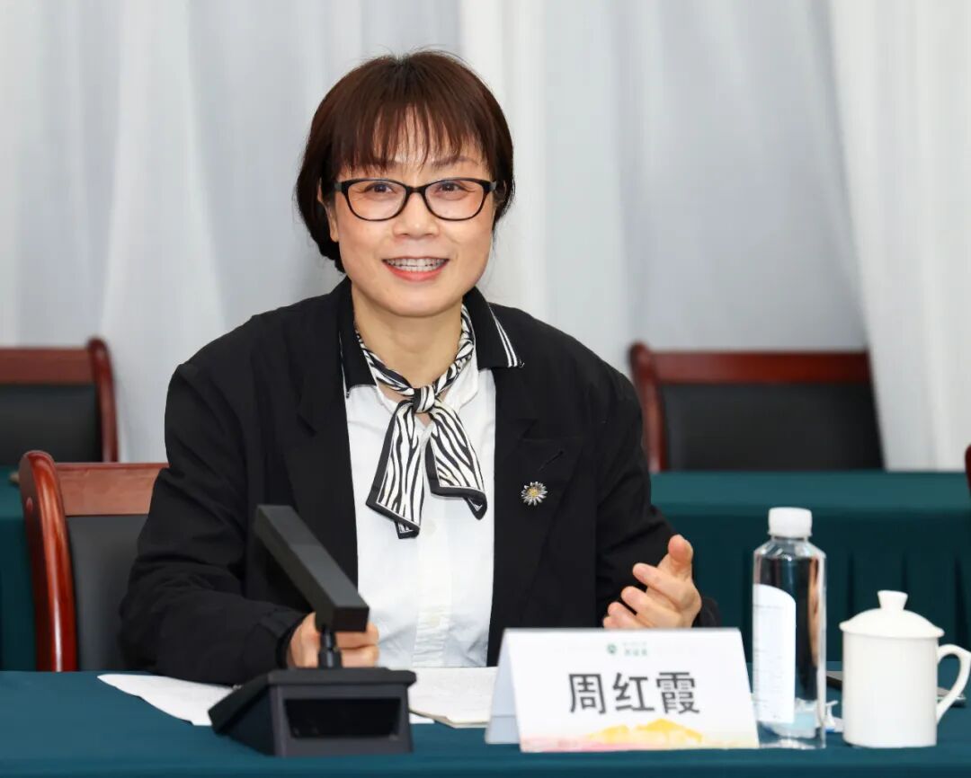 本次座谈会由校友工作与发展联络办公室主任周红霞主持.