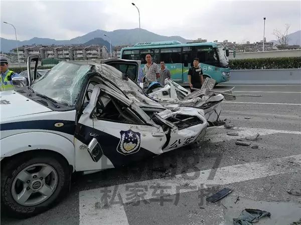 在三环福飞路出口,一部水泥罐车,侧翻后压到了一部警车,警车内有警察