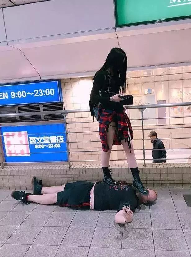 胖编怪聊：胆小慎入！超冷门癖好：花钱找人踩自己，踩得不疼不付钱