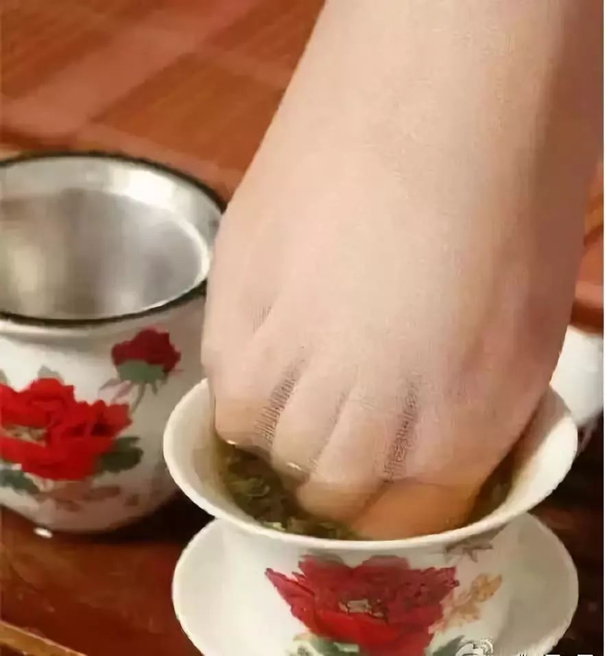 丝袜奶茶再见！现在流行透明奶茶