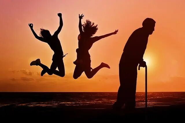 老人最怕“最后一摔”，赌王何鸿燊都没挺住 !