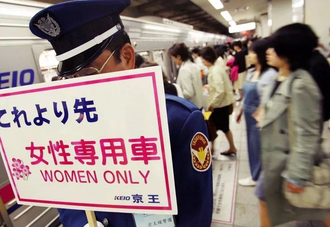 面对咸猪手,日本女性仅靠专用车厢就能保证出行安全吗?