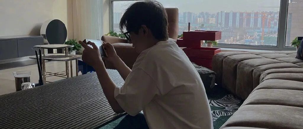 他怎么说话和唱歌是两个人啊！