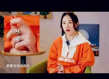 黄圣依包包被打马赛克,霍思燕替她炫富,邓莎的平价货物才是正确打开方式! 黄圣依包包被打马赛克,霍思燕替她炫富,邓莎的平价货物才是正确打开方式!