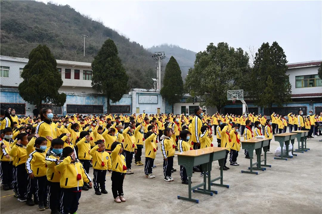 织金县上坪寨乡新学期领到新红包