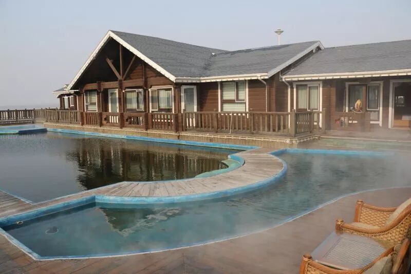 彩云环绕,温泉优质,海水达到中国一级标准,是得天独厚的海滨浴场