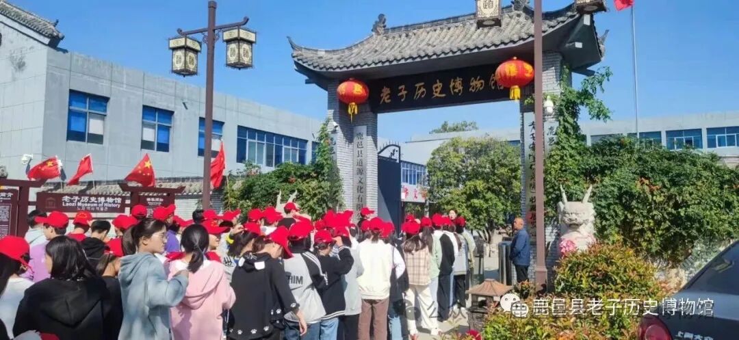 2021年12月11日上午，鹿邑县实验二中学生在老子历史博物馆游学.jpg