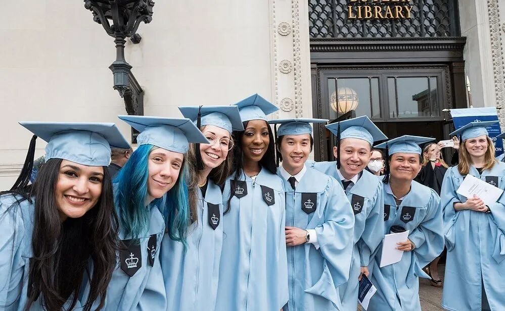 ���У��2022��ҵ�ݽ����������ɵĺ���