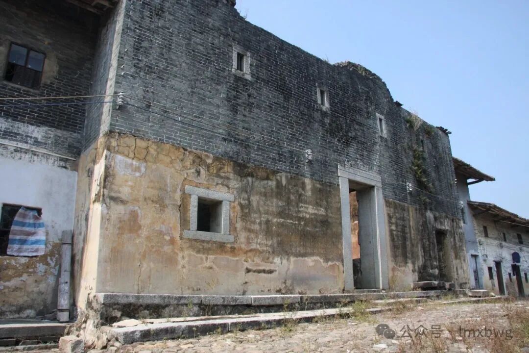 修复前的鹤湖围望楼