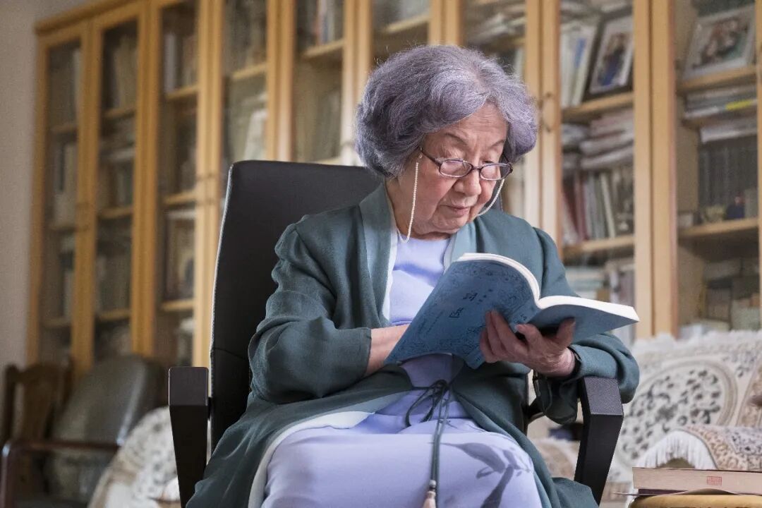 ս����������ɫ�ֲ���һ����裬����ʫ���Ծȣ����й����һλ����ȹ�ӵ�ʿ��