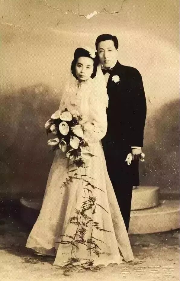 ս����������ɫ�ֲ���һ����裬����ʫ���Ծȣ����й����һλ����ȹ�ӵ�ʿ��