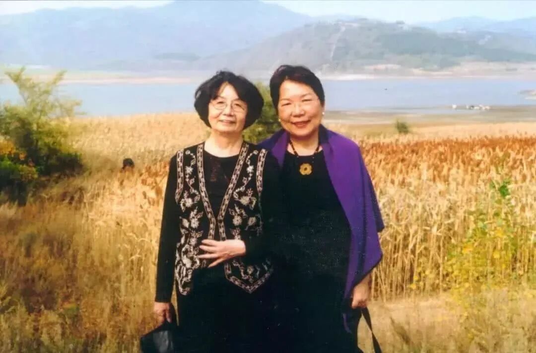 ս����������ɫ�ֲ���һ����裬����ʫ���Ծȣ����й����һλ����ȹ�ӵ�ʿ��