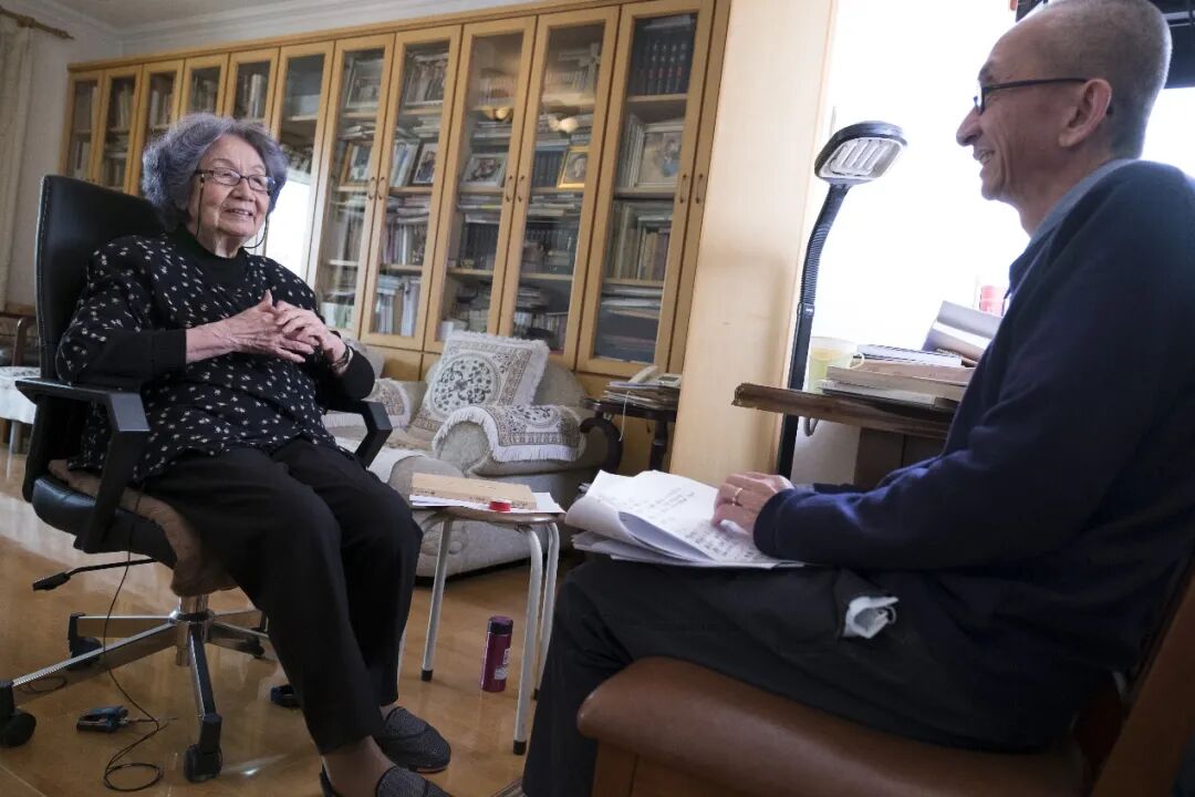 ս����������ɫ�ֲ���һ����裬����ʫ���Ծȣ����й����һλ����ȹ�ӵ�ʿ��