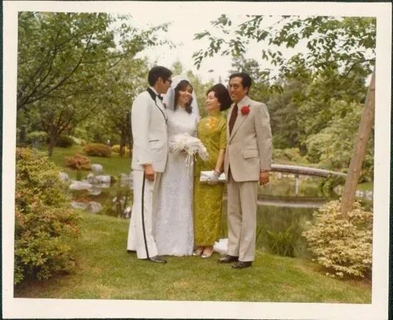 ս����������ɫ�ֲ���һ����裬����ʫ���Ծȣ����й����һλ����ȹ�ӵ�ʿ��