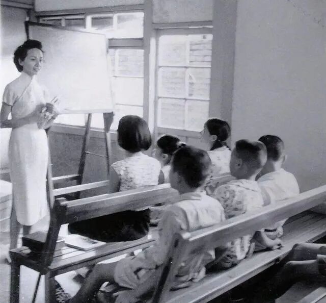 ս����������ɫ�ֲ���һ����裬����ʫ���Ծȣ����й����һλ����ȹ�ӵ�ʿ��