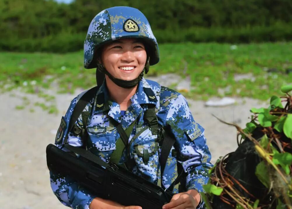 在节目中,一头短发的宋玺精练干净,深情地讲述了她在大学期间投笔从戎