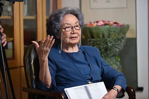 ս����������ɫ�ֲ���һ����裬����ʫ���Ծȣ������й����һλ����ȹ�ӵ�ʿ��