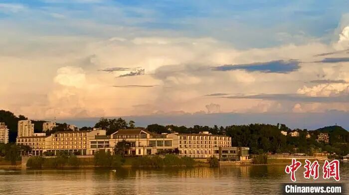 夕阳下的千岛湖。　钱晨菲 摄