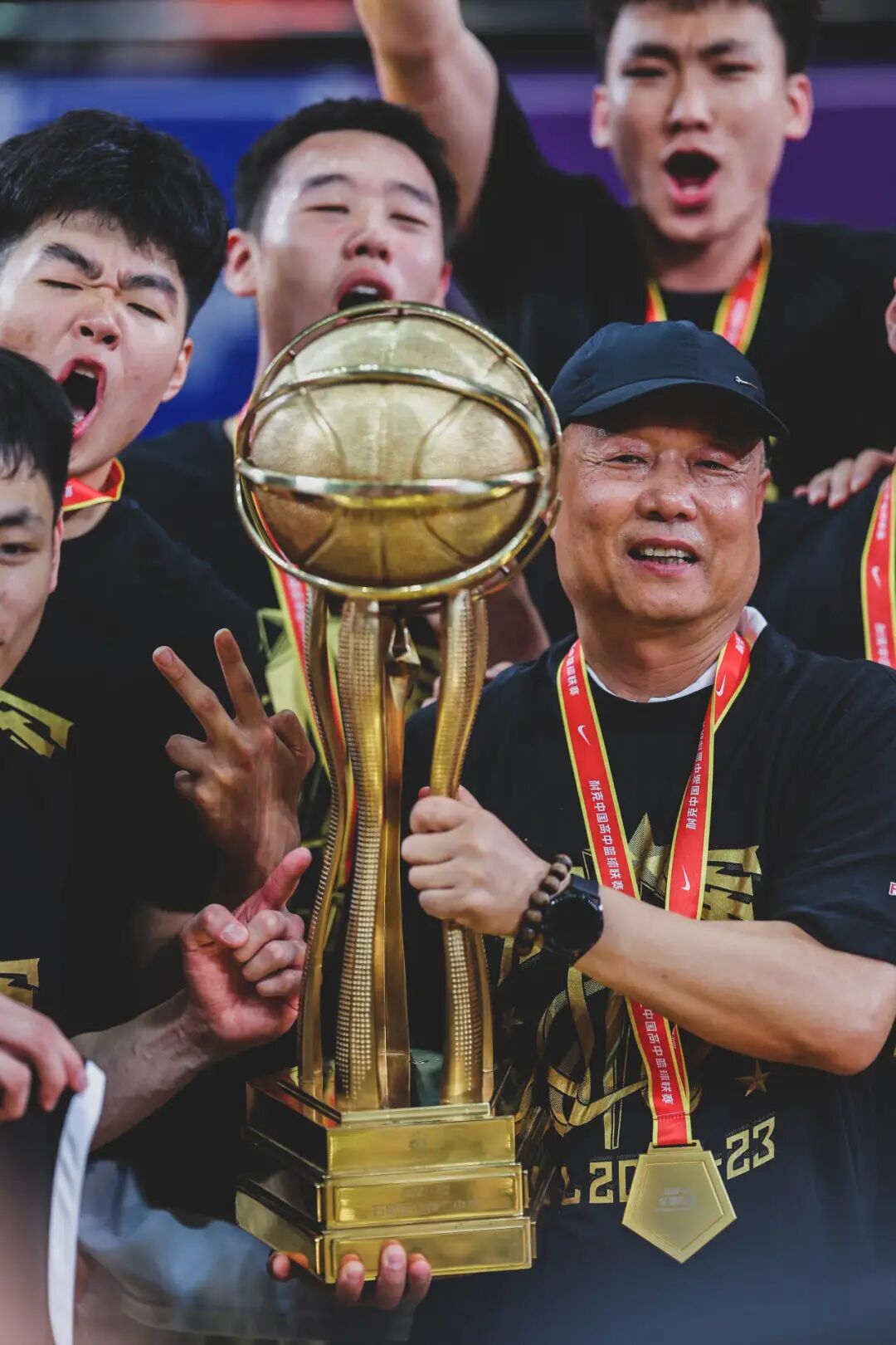 回浦中学夺冠后合影.临海市委宣传部供图