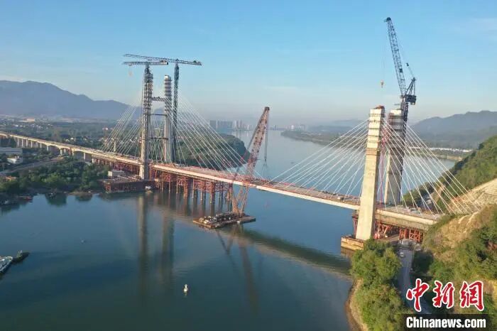 湖杭铁路富春江特大桥合龙。　李梦竹 摄