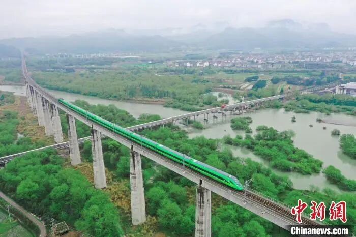 行驶中的金台铁路列车。王跃国　摄