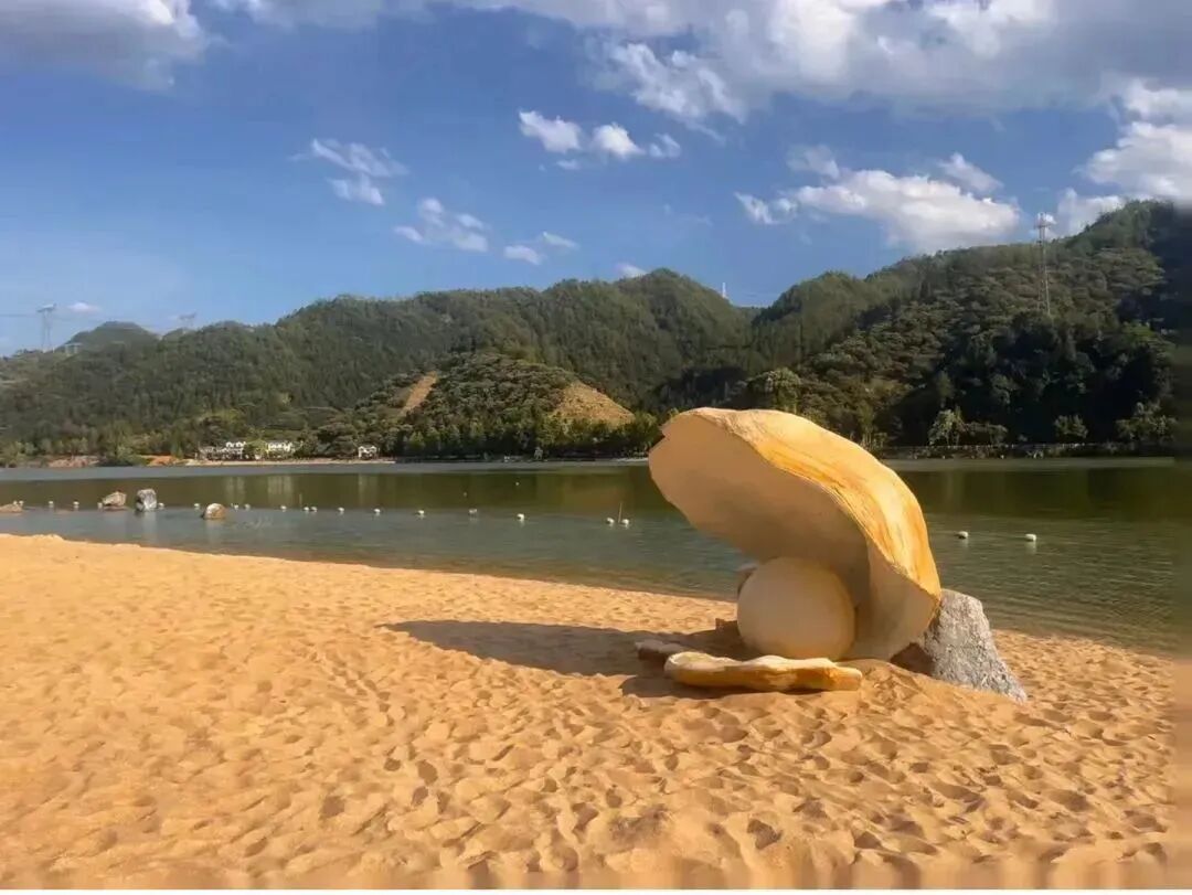 长汀沙滩依托瓯江上的石塘水库建起,金黄的人工细沙温软而细腻.