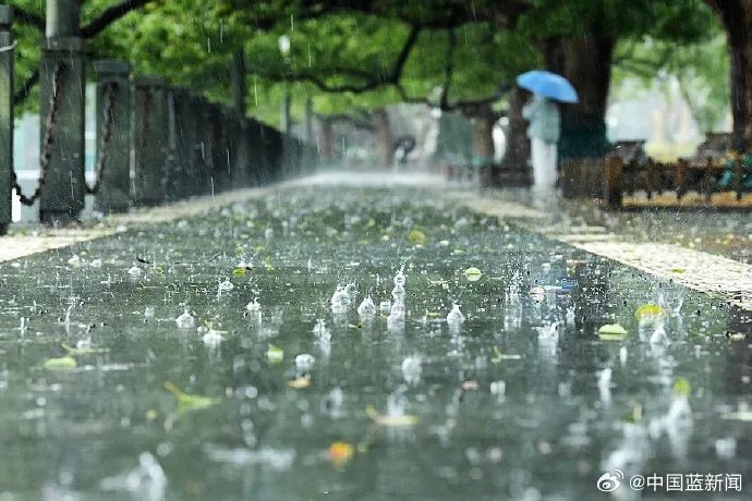 下大雨的照片唯美图片