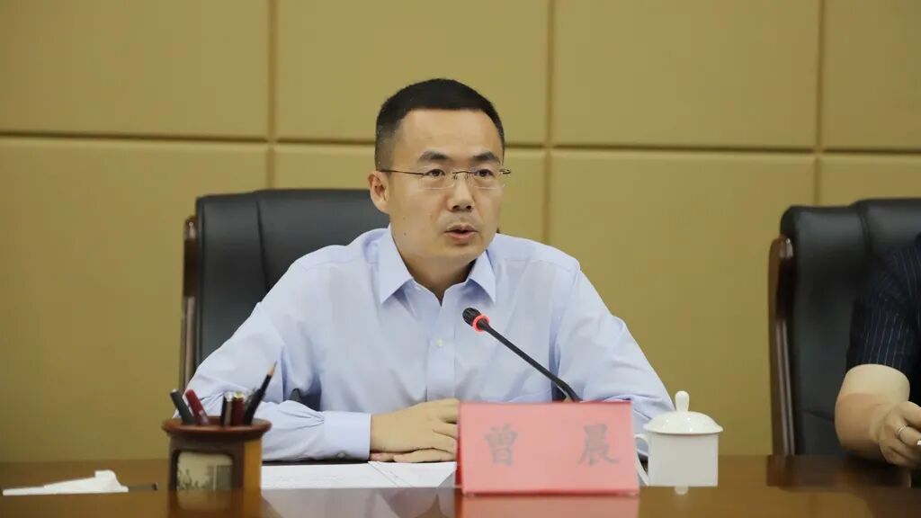 考察座谈会上,曾晨一行观看修文县招商引资宣传片,介绍京东集团基本