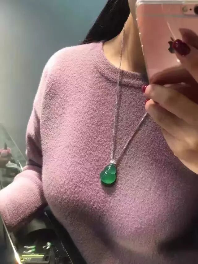 翡翠是否如传闻一样越戴越绿？