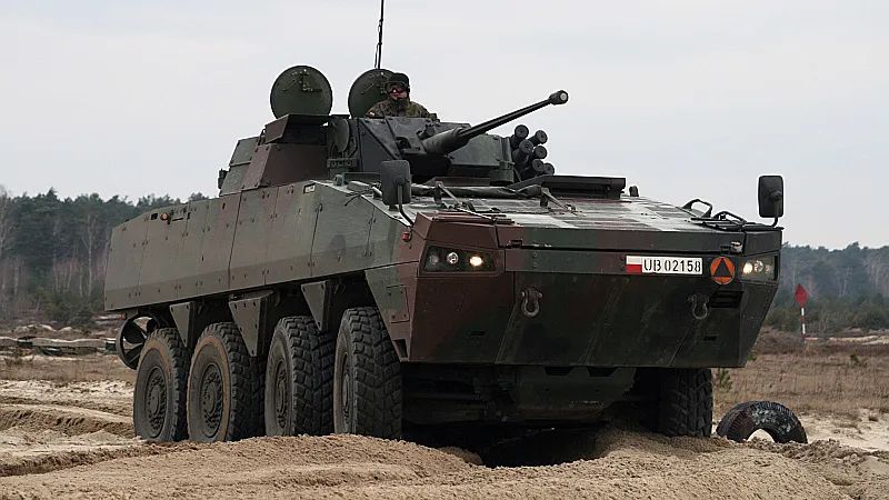 波兰狼獾轮式装甲车施展换头术，加装长钉导弹强化反坦克能力的图10