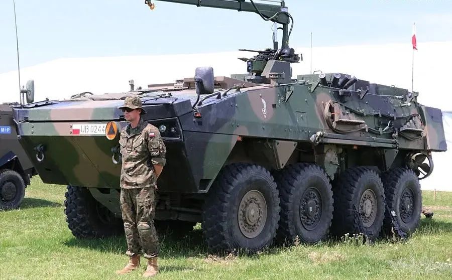 波兰狼獾轮式装甲车施展换头术，加装长钉导弹强化反坦克能力的图20