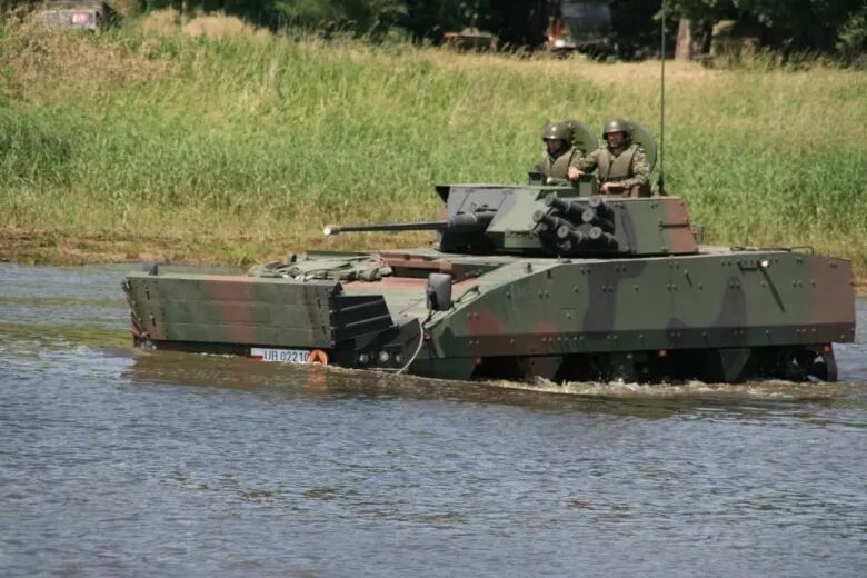 波兰狼獾轮式装甲车施展换头术，加装长钉导弹强化反坦克能力的图9