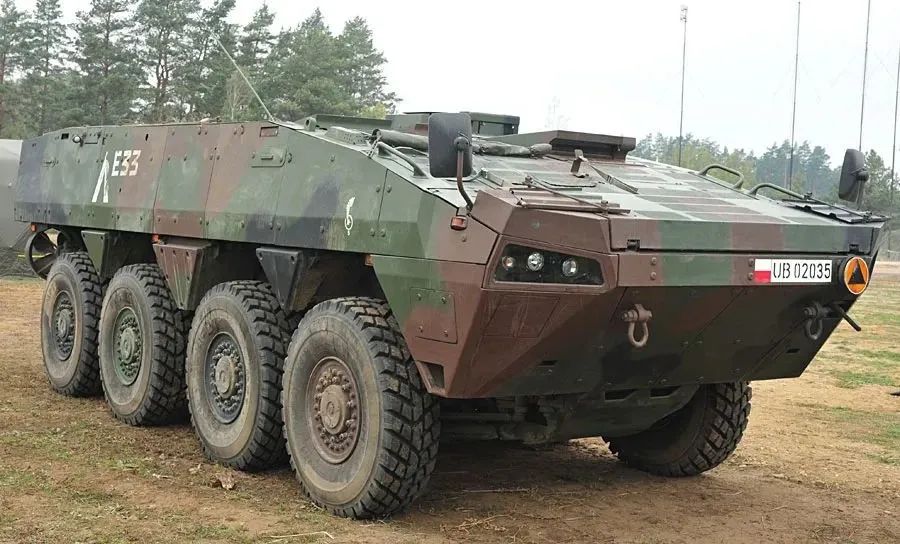 波兰狼獾轮式装甲车施展换头术，加装长钉导弹强化反坦克能力的图15