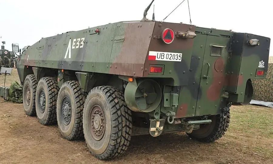 波兰狼獾轮式装甲车施展换头术，加装长钉导弹强化反坦克能力的图16