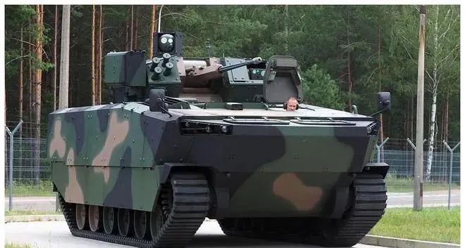 波兰狼獾轮式装甲车施展换头术，加装长钉导弹强化反坦克能力的图25