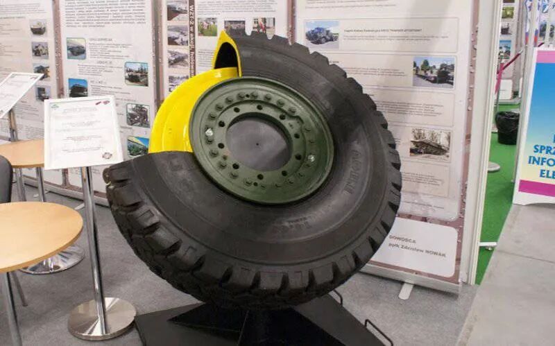 波兰狼獾轮式装甲车施展换头术，加装长钉导弹强化反坦克能力的图6