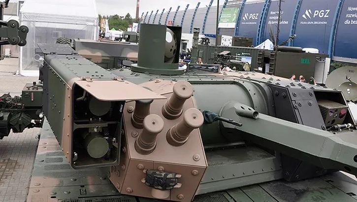 波兰狼獾轮式装甲车施展换头术，加装长钉导弹强化反坦克能力的图23
