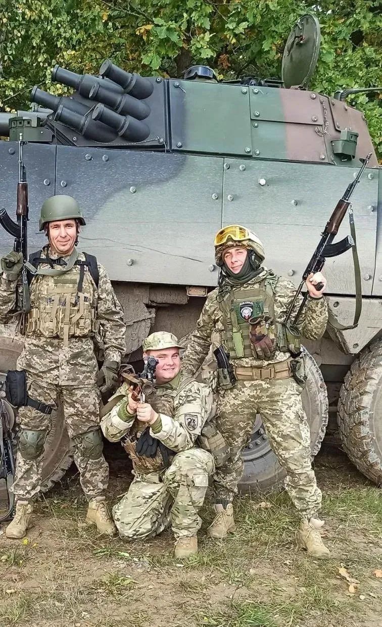 波兰狼獾轮式装甲车施展换头术，加装长钉导弹强化反坦克能力的图1