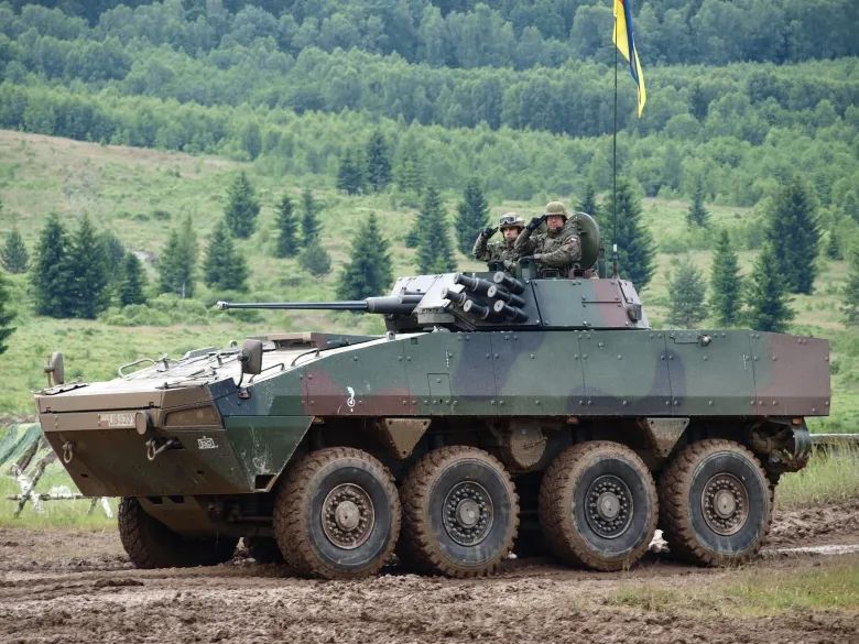 波兰狼獾轮式装甲车施展换头术，加装长钉导弹强化反坦克能力的图4