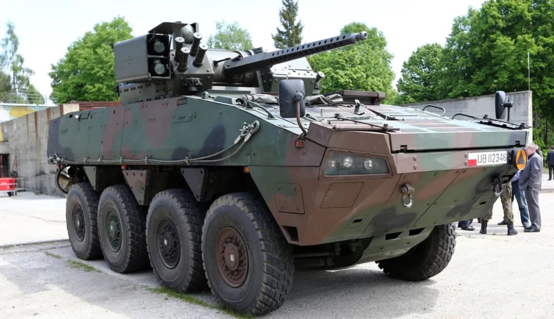 波兰狼獾轮式装甲车施展换头术，加装长钉导弹强化反坦克能力的图22