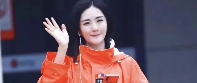 谢娜正式担任央视主持，官宣后穿橘夹克高调现身，脸上笑容藏不住