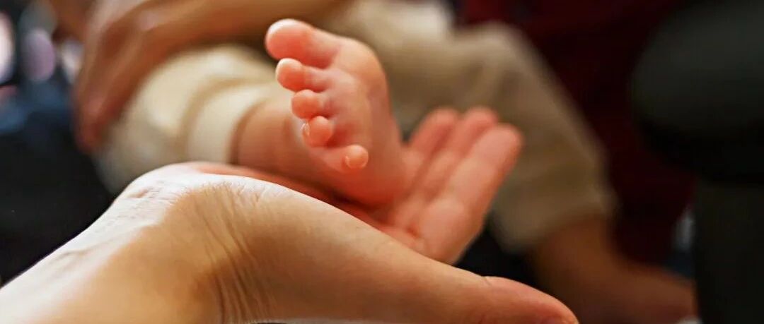 全国首例！厦门2名女生同居，产下一女！谁才是亲妈？两人吵上法庭…