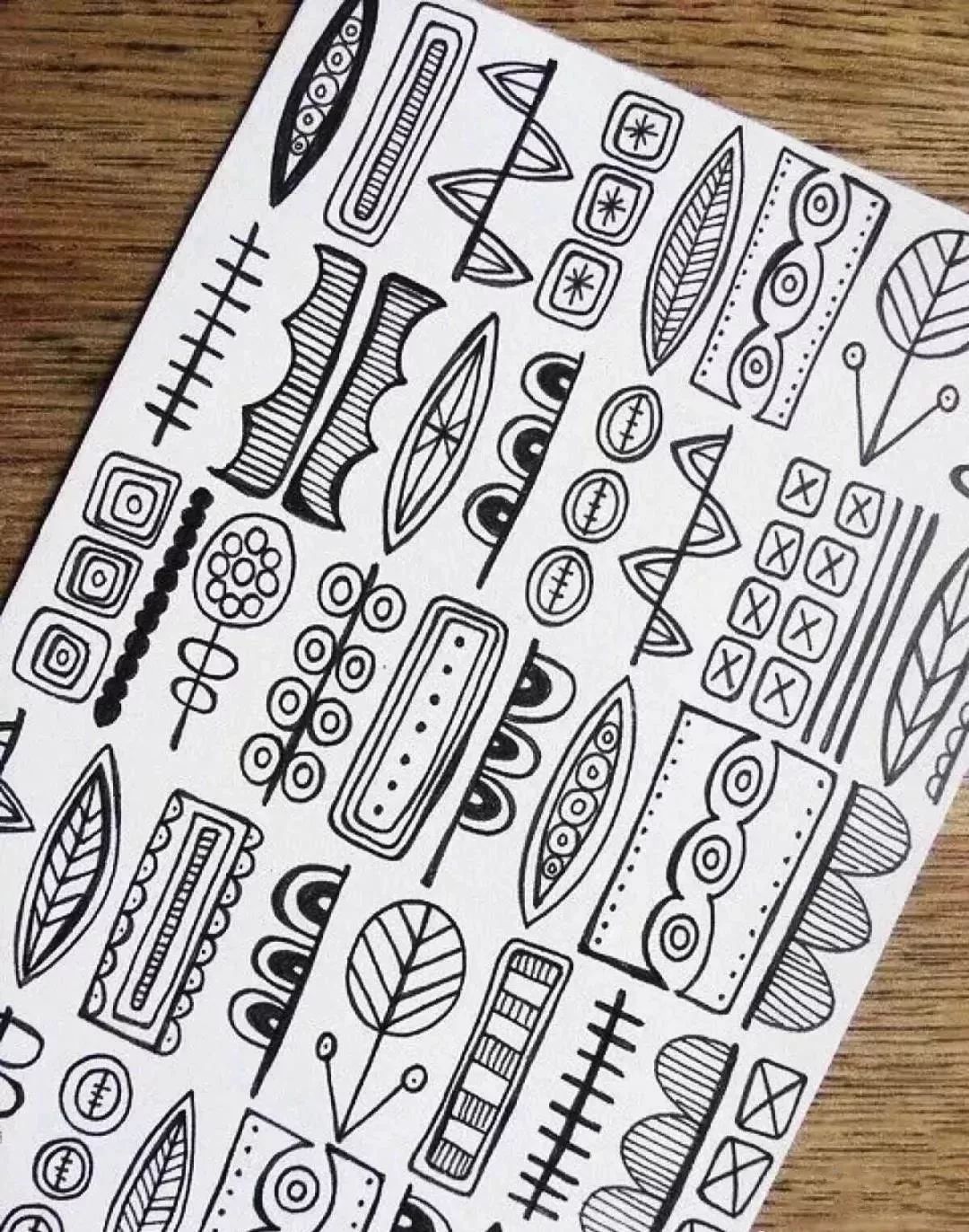 线条的绘画一直贯穿在我们的绘画学习中,它能和色彩融合在一起表现