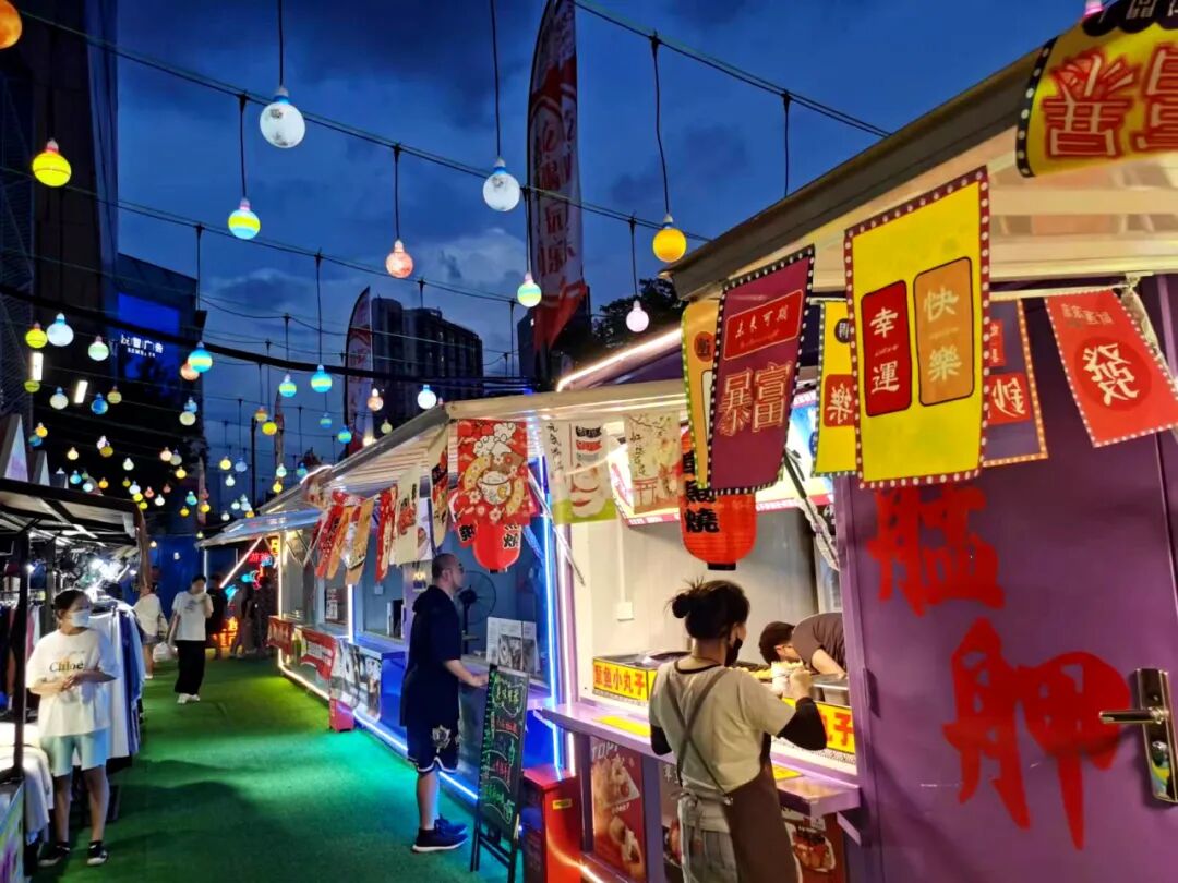 除此之外,集市的台湾文创商品和潮流创意服饰摊位,也深受年轻市民们的