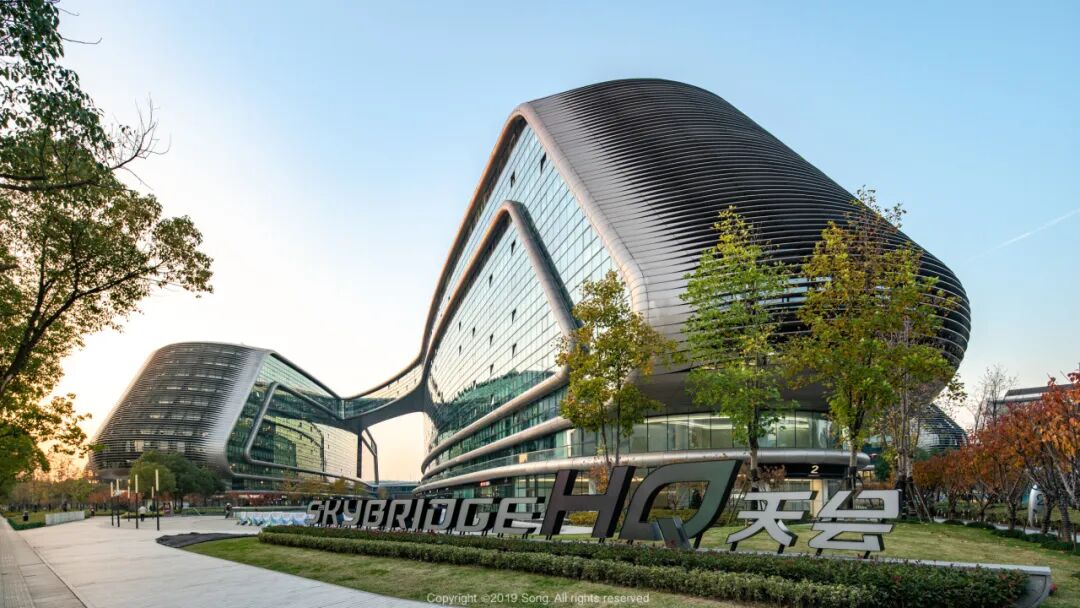 虹桥临空经济示范区,周边坐落着skybridge hq天会,长宁art park大融城