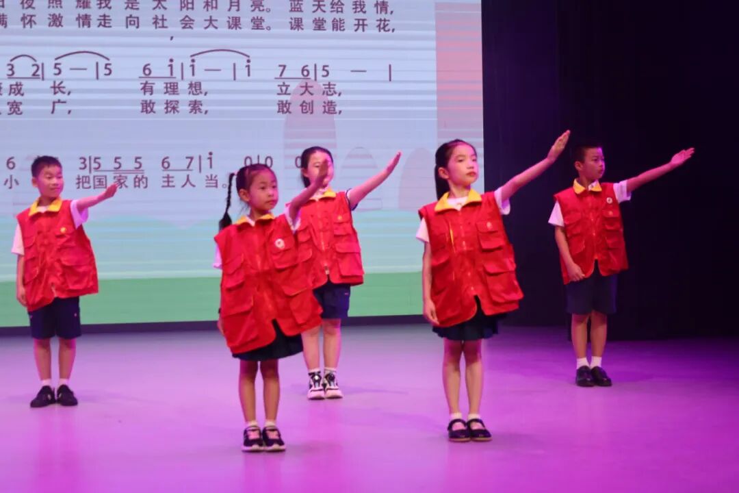 中国第一份由少年儿童办的报纸——《小主人报》今年40岁啦!