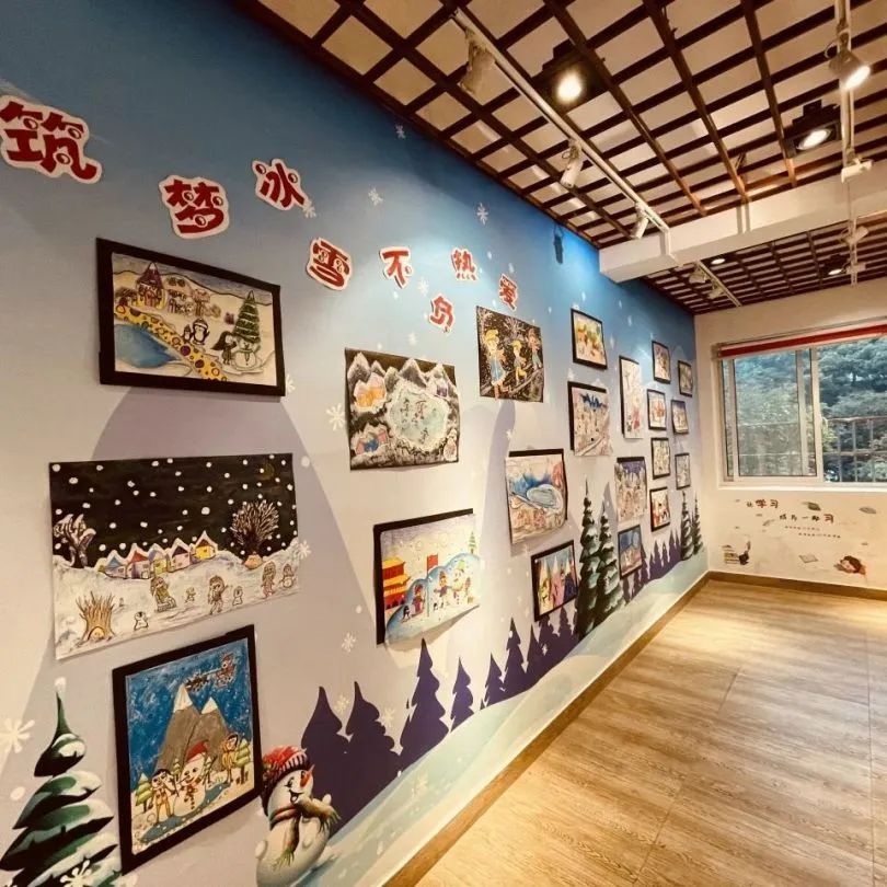 开元小学的两位美术老师把校园走廊布置成一个个小型画廊