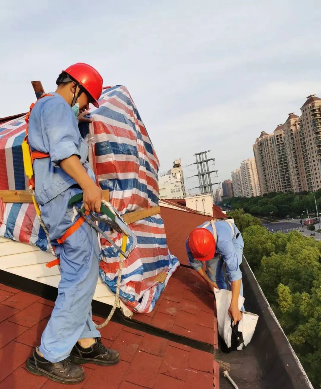 一張巨大的防水雨布被罩在了屋頂的