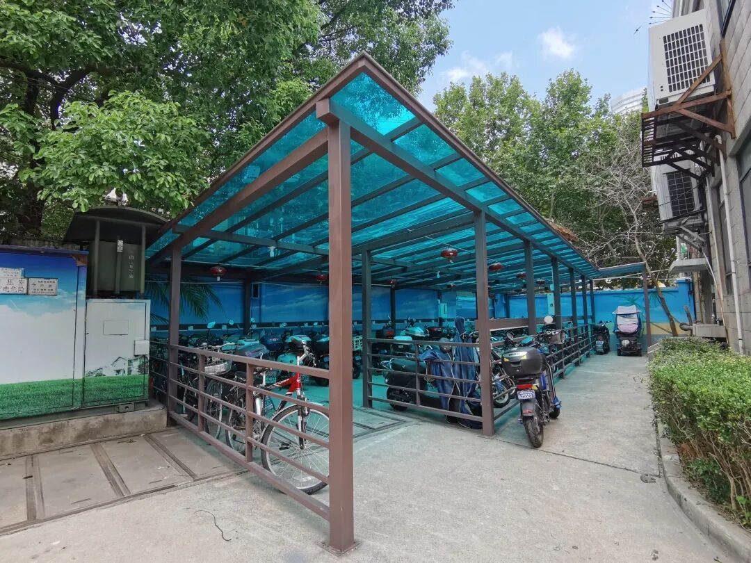 原有的非机动车地上停车棚逐渐破旧,随着居民区内电动自行车越来越多